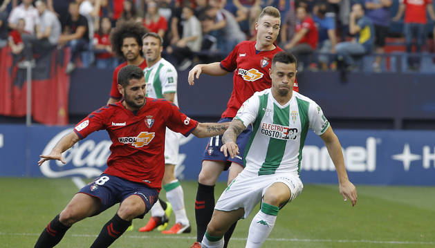 Jaime Romero, junto a Mérida, en el Osasuna-Córdoba disputado el 13 de octubre en El Sadar.