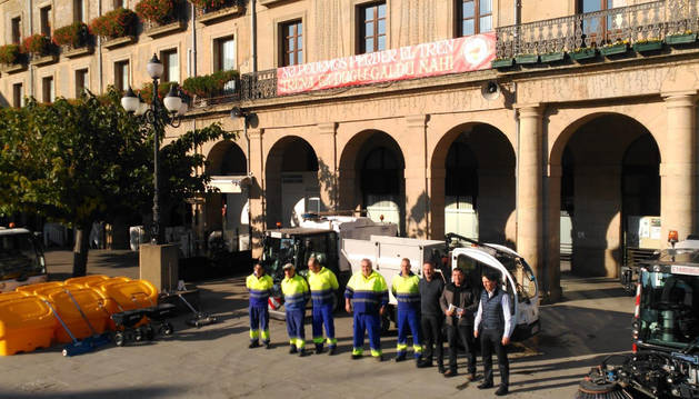 Personal de la empresa Cespa S.A. junto con representantes municipales y parte de la nueva maquinaria ayer presentada.