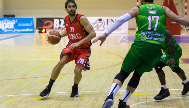 Carles Marzo controla el balón, defendido por Imanol del Zornotza, en el partido de ida en Arrosadía.