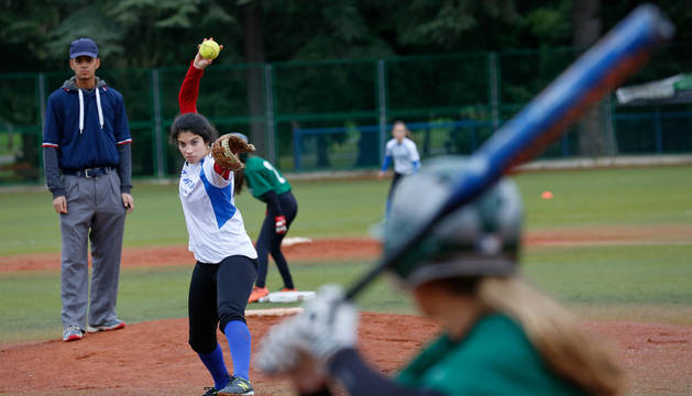 Gesto de concentración de la lanzadora mientras la bateadora espera la llegada de la bola para tratar de golpearla. El sófbol, que no sólo es una modalidad femenina, es muy similar al béisbol.