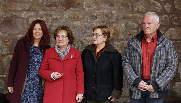 Judith Lizasoáin, Esther Garro, con su dedal de Plata, Araceli Garro y Lucio Tellechea.