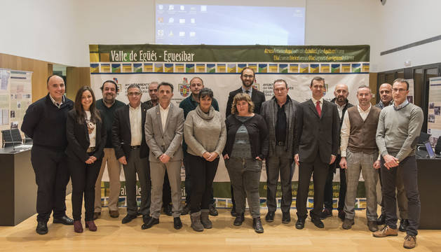 Foto de los asistentes a la presentación del nuevo sistema de iluminación pública exterior del Valle de Egüés.