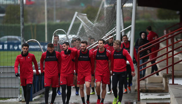 Los jugadores de Osasuna mueven una de las porterías al campo de entrenamiento.