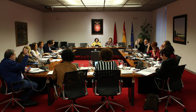 Los parlamentarios del cuatripartito, votando ayer a mano alzada en el mismo sentido durante la comisión de enmiendas fiscales.