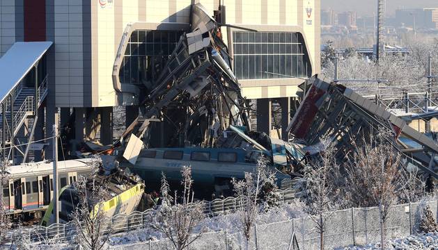 Colisión mortal de dos trenes en Turquía