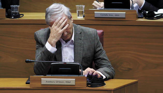 El consejero de Hacienda, Mikel Aranburu, en su escaño, ayer durante el pleno del Parlamento.