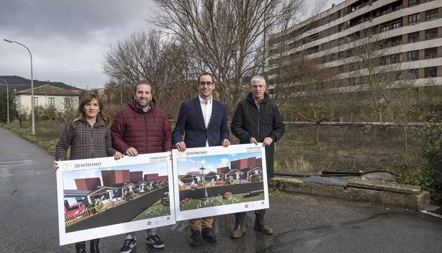 Verónica Oncoz; David Cabrero, director de San Jerónimo; Javier Pérez y Roberto Sanz delante del espacio donde se construirán las viviendas.