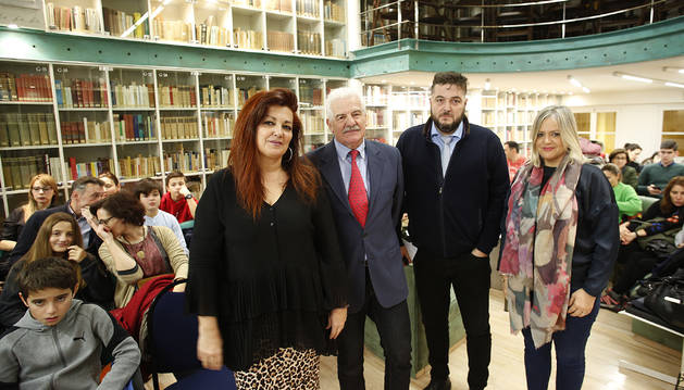 De izda a dcha: María Luisa Durán (psicopedagoga), Juan José Lozano (abogado y profesor de Derecho Penal en la UNED), Abel Lafuente (gestor informático) y Mónica Chérrez (psicóloga y pedagoga), de la plataforma 'Violencia Zero', el jueves por la tarde en Diario de Navarra.