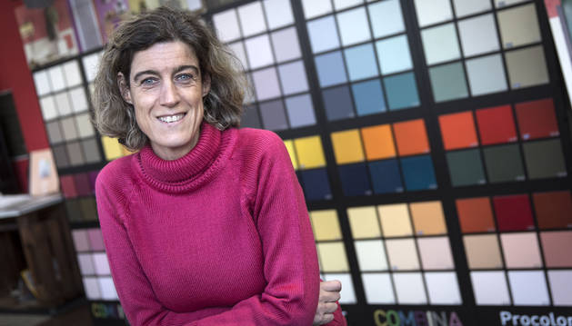 Laura Arzoz posa en la tienda que Disnapin (Distribuidora Navarra de Pinturas) tiene en la calle Errotazar de Pamplona. Tras ella una gama de colores Pantone.