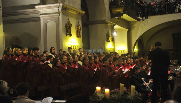 Un momento de la actuación del coro durante el Oficio de Navidad ayer en Santa María.