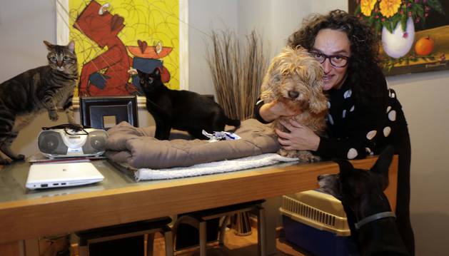 No todos quisieron salir. Olga Hermoso de Mendoza Catalán con, en la mesa, kai y Bagheera, y en sus brazos Rober. Abajo Saky. Faltaban Mico y Ares