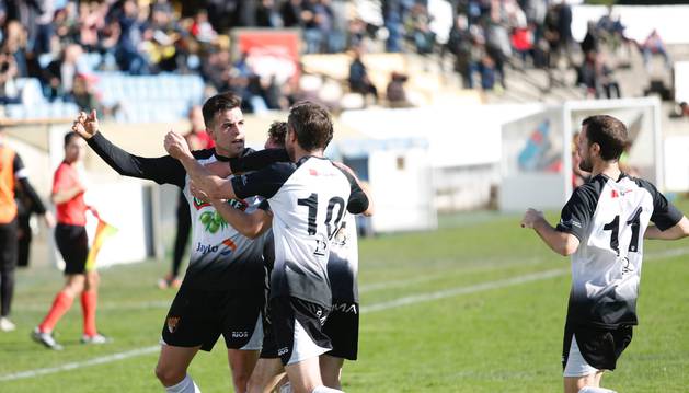 Toni Gabarre, autor del gol de la victoria del Tudelano, celebra junto al resto de sus compañeros el tanto que transformó de penalti.