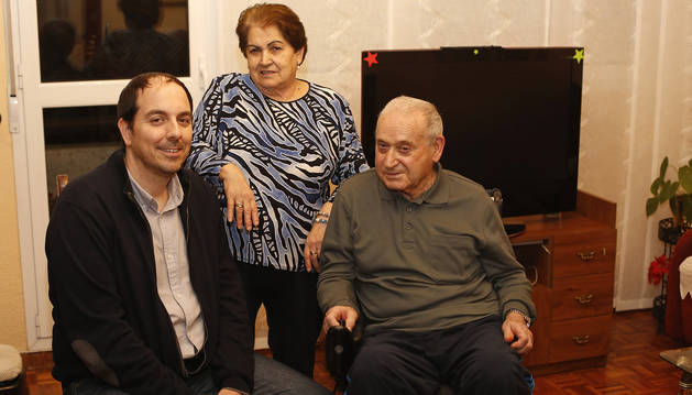 Eduardo Villarón Blanco, con Soledad Irisarri y Alfonso María, en el salón de la casa del matrimonio.