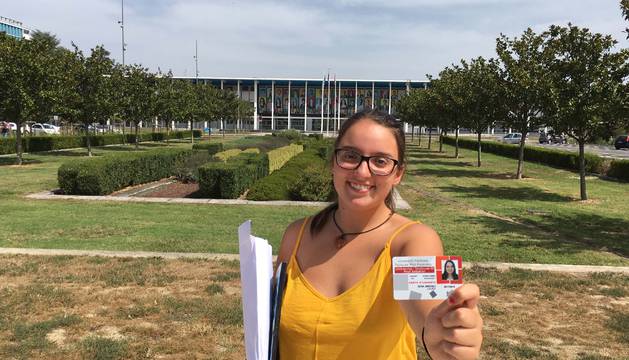 La joven navarra, en el campus de la Universidad Paul Sabatier (Toulouse III), el día de su inscripción.
