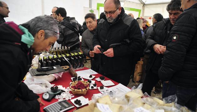 La localidad navarra acogió este domingo, 16 de diciembre, la jornada dedicada a este preciado alimento con su correspondiente feria gastronómica.