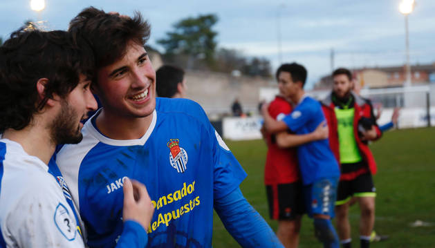 El delantero de la Peña Sport Javier Martón (dcha.) recibe la felicitación de su compañero de equipo Manu Gómez tras el 'hat-trick'.