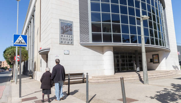 Acceso principal al cine de la Fundación María Villar Díaz, que pasará a ser de propiedad municipal.