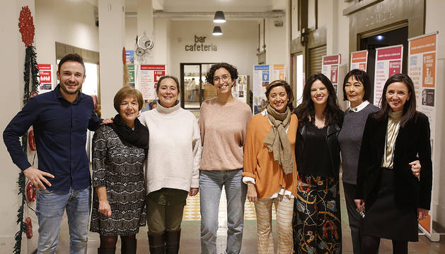 Foto de Ramón Salvador (voluntario Fabre), Nieves García (Ediciones Eunate), María Beúnza (autora de Innovactoras), Constanza Rosell (innovactora), Elena Regojo (secretaria del patronato de Fabre), Rocío Ferrezuelo (Fabre), Celia Pinedo (Fabre), Mari Carmen Paz (Villa Teresita) y Rocío Ferrezuelo (Fabre) durante la presentación de Innovactoras referentes del siglo XXI del norte y del sur.