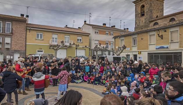 Foto de un momento de la interpretación de villancicos que el colegio Mater Dei realizó el martes por la mañana en Ayegui.