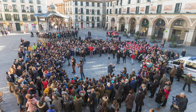 Instante de la actuación conjunta de los ocho coros escolares que se concentraron este miércoles en la plaza de los Fueros de Tudela.