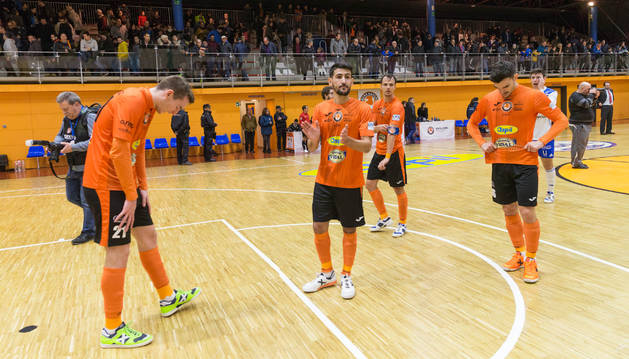 Los jugadores del Aspil-Vidal se despiden del público tras el último partido disputado en el pabellón Ciudad de Tudela.