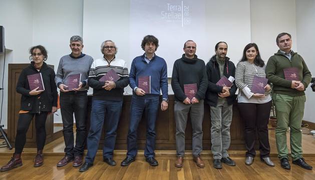Desde la izquierda, Carmen Lacunza, Toño Ros, Jesús Mª Muruzábal, Iñaki Urricelqui, Roldán Jimeno, Aitor Osés, Merche Osés y Andrés Valencia, durante la presentación de 'Terra Stellae'.