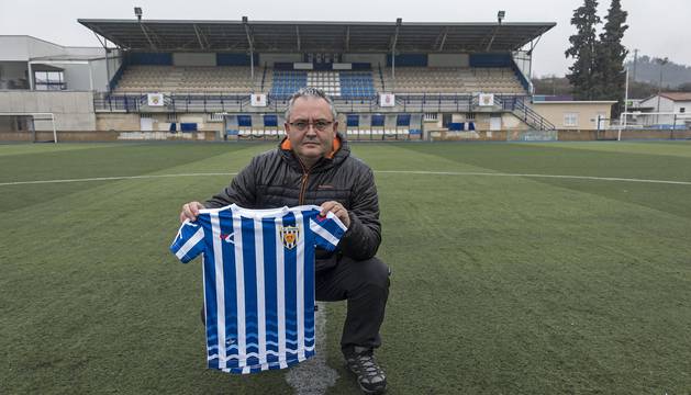 El presidente del Club Deportivo Izarra, Alfonso Canela, en el campo de Merkatondoa, con las gradas al fondo.