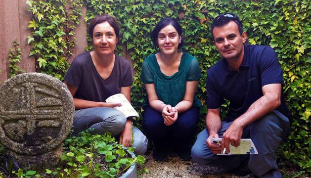 JUNTO A LA 'ESTELA DEL PEREGRINO' Nayara Tanit Ibáñez, directora del Museo de Estelas de Abaurrea Alta (centro de la foto), posa en compañía de representantes de la asociación S.I.G.N.O. (Sociedad de Investigaciones Gliptográficas para la Normalización y Ordenación) expertos en marcas de cantería y visitantes número 360 y 361 de la temporada.