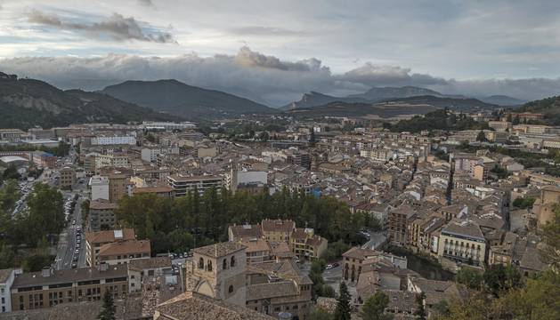 Vista panorámica de Estella, atravesada por el vial entre los puentes de Los Llanos y la Vía.