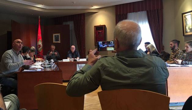 Un momento de la sesión de ayer en Huarte, en la que Espinosa (Cambiando Huarte), se dirige al público. Se volvieron a suceder las discusiones e interrupciones en el debate.
