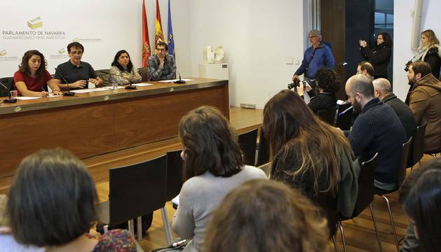 Uno de los expulsados del grupo, Mikel Buil, a la derecha, mira a la cámara, mientras Laura Pérez, Carlos Couso, Fanny Carrillo y Rubén Velasco daban la rueda de prensa.