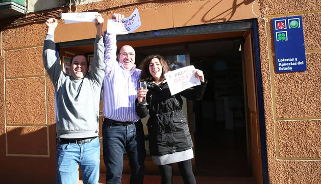 En el centro de la imagen el propietario de la administración, Francisco Javier Aliaga Herrero, junto a