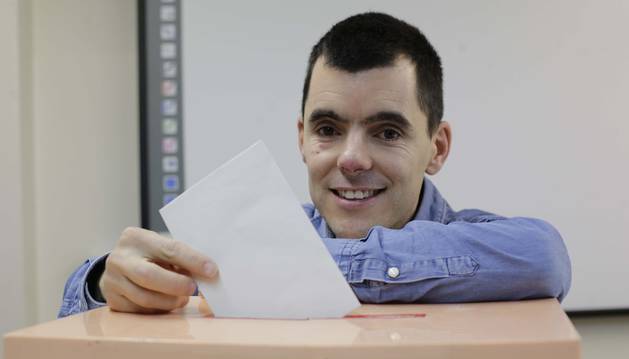 Alberto Reta Aranguren deposita una papeleta en una urna. Vecino de Noáin con discapacidad intelectual, trabaja en el Complejo Hospitalario de Navarra desde 2010.