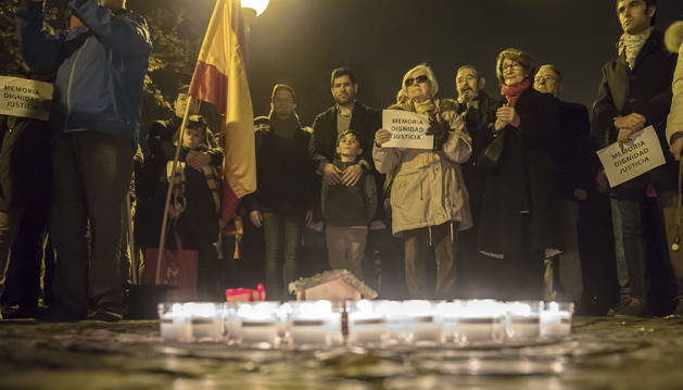 Los asistentes al homenaje han depositado velas encendidas en el suelo, formando un círculo donde se ha colocado un pequeño Belén.