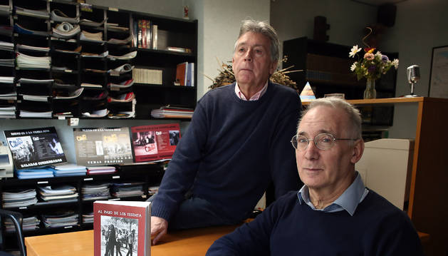 Desde la izquierda, Jesús Salinas de Beltzunze, Txufi, y Eduardo Aguerri, con su libro.