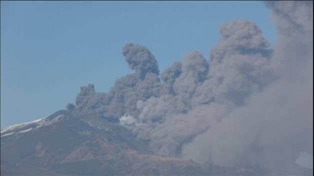 La erupción del volcán Etna cubre el cielo de Sicilia de humo y cenizas