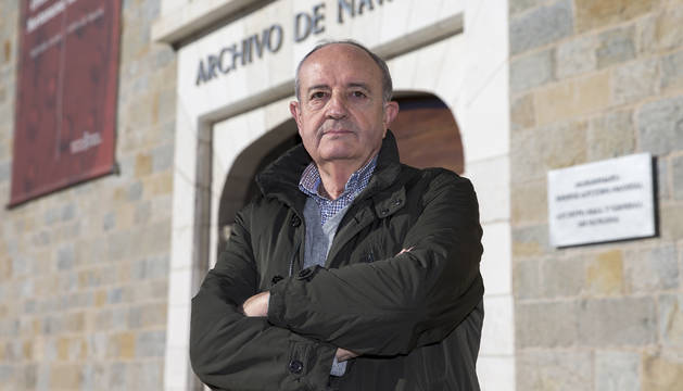 Foto de Jesús Aldaba Domínguez delante del Archivo de Navarra, en el que se encierra cada semana en busca de material.