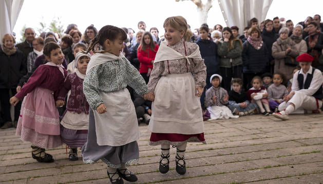 Foto del momento de una de las actuaciones del grupo txiki de dantzas de Berriozar Hulargi en la carpa instalada por la festividad de San Esteban.
