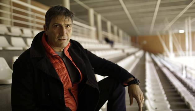 Foto del pamplonés Juanjo Urdiain, que militó cuatro campañas en la ACB, vive ahora con intensidad los partidos de baloncesto de sus hijos.
