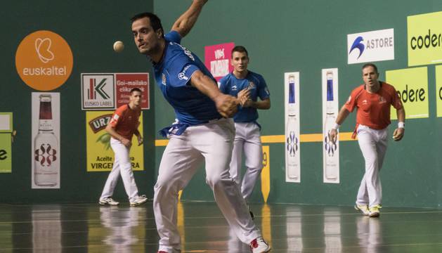 Bengoetxea se dispone a golpear la pelota, con Imaz a su espalda, en el partido del Lizarra de Estella.