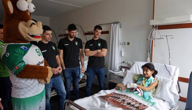 Visita del Helvetia Anaitasuna a los niños ingresados en el CHN