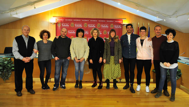 Desde la izda., Jacinto Goñi, concejal de Festejos; Montse Palacios, Iñaki González; la concejala de Comercio y Turismo, Soco Ojer; Ivana Gutiérrez, Leire Olkotz, Mikel Mayora Olcoz, Marina Salinas, el alcalde de Tafalla, Arturo Goldaracena; y Pili Etxeberria, técnica de Comercio y Turismo, en el acto de presentación del proyecto 'Tafalla en murales'.