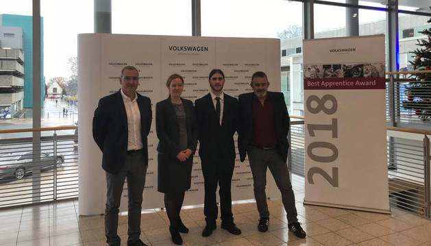 De izquierda a derecha, Alfredo Morales Vidarte, presidente del Comité de Empresa de Volkswagen Navarra; Kerstin Scholz, directora de Recursos Humanos de Volkswagen Navarra; Rubén Arana Iriarte,distinguido en la 18ª edición de los Premios al Mejor Aprendiz del Grupo Volkswagen; y Eugenio Duque Escalona, miembro del Comité de Empresa de Volkswagen Navarra.