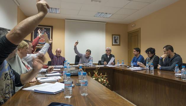 Los ediles del Ayuntamiento de Ayegui en una de las votaciones que de produjeron en el pleno.