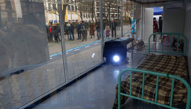 foto de Interior de la celda recreada con un barracón acristalado instalado en el paseo de Sarasate.