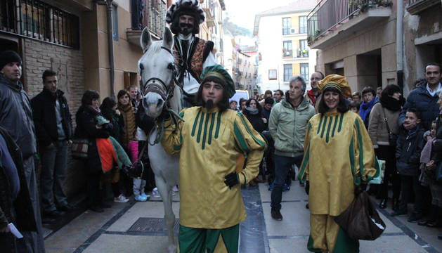 El emisario real, en la puerta de la Sociedad Peñaguda en la calle del Puy, antes de leer el pregón y comenzar su ruta por Estella.