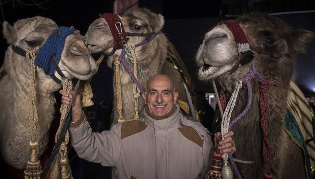 Fernando Lizaur posa con las dos dromedarias y el camello de la comitiva de los Reyes Magos.