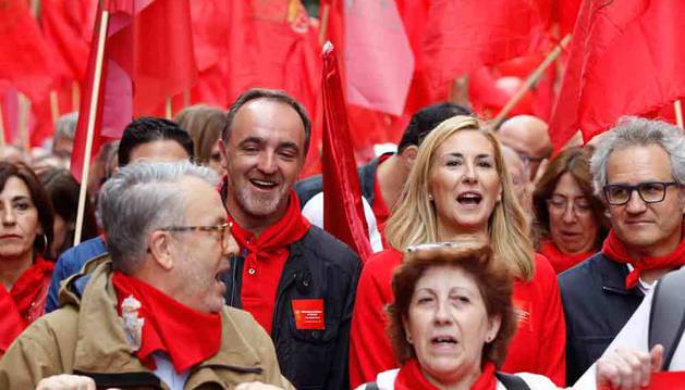 Esparza (UPN), Beltrán (PP) y Pérez- Nievas (C`s), en la marcha por la bandera foral en junio de 2017.