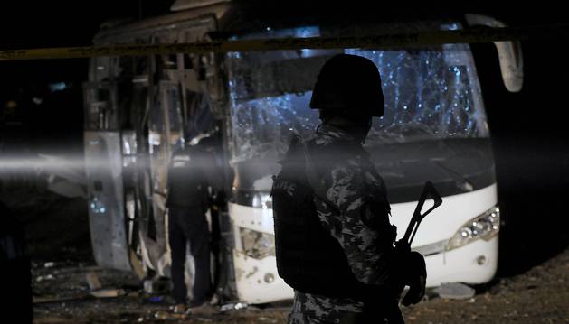 Miembros de los cuerpos de seguridad egipcios inspeccionan los daños causados por un atentado bomba junto a las pirámides de Guiza (Egipto) hoy, 28 de diciembre de 2018. Al menos dos turistas murieron hoy y otras 14 personas resultaron heridas por la explosión de una bomba casera colocada contra un autobús de turistas en la zona de las pirámides de Guiza, a las afueras de El Cairo, informó el Ministerio de Interior Egipcio.