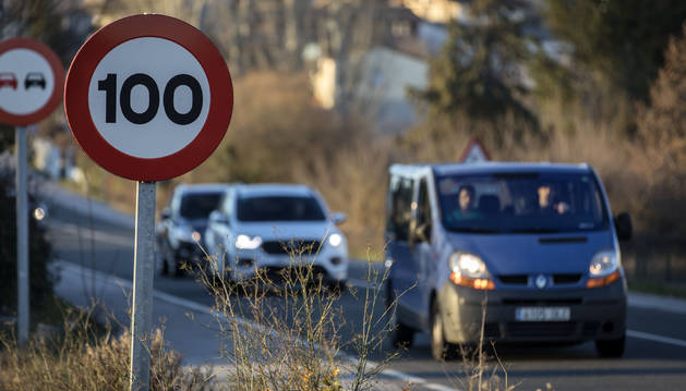 Vehículos circulan por la N-240-A junto a Berrioplano, donde la velocidad está limitada a 100 km/h y se reducirá a 90.